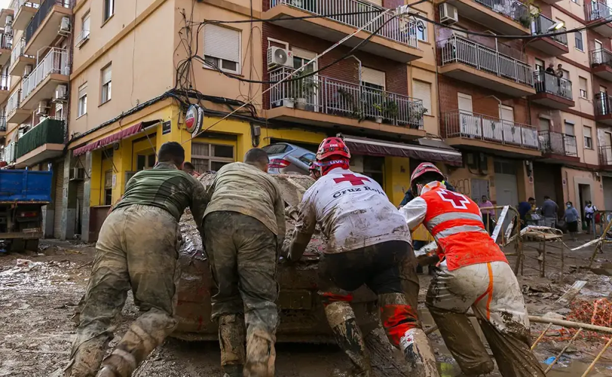 Personal de Cruz Roja ayudando durante la emergencia de la DANA en Valencia. 