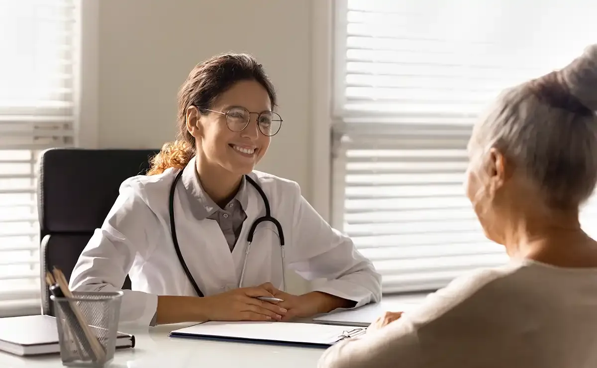 mujer en una consulta de médico de una cooperativa sanitaria