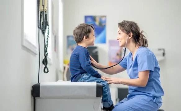 Médico pediatra trabajando en una cooperativa sanitaria